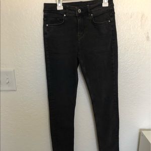 BLACK SKINNY JEANS